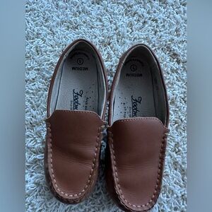 LEATHER MOCCASIN LOAFER FEATURING SLIP-ON CLOSURE